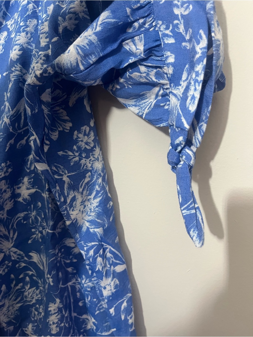 LC Lauren Conrad Blue and White Floral Off-Shoulder Blouse - Picture 6 of 7